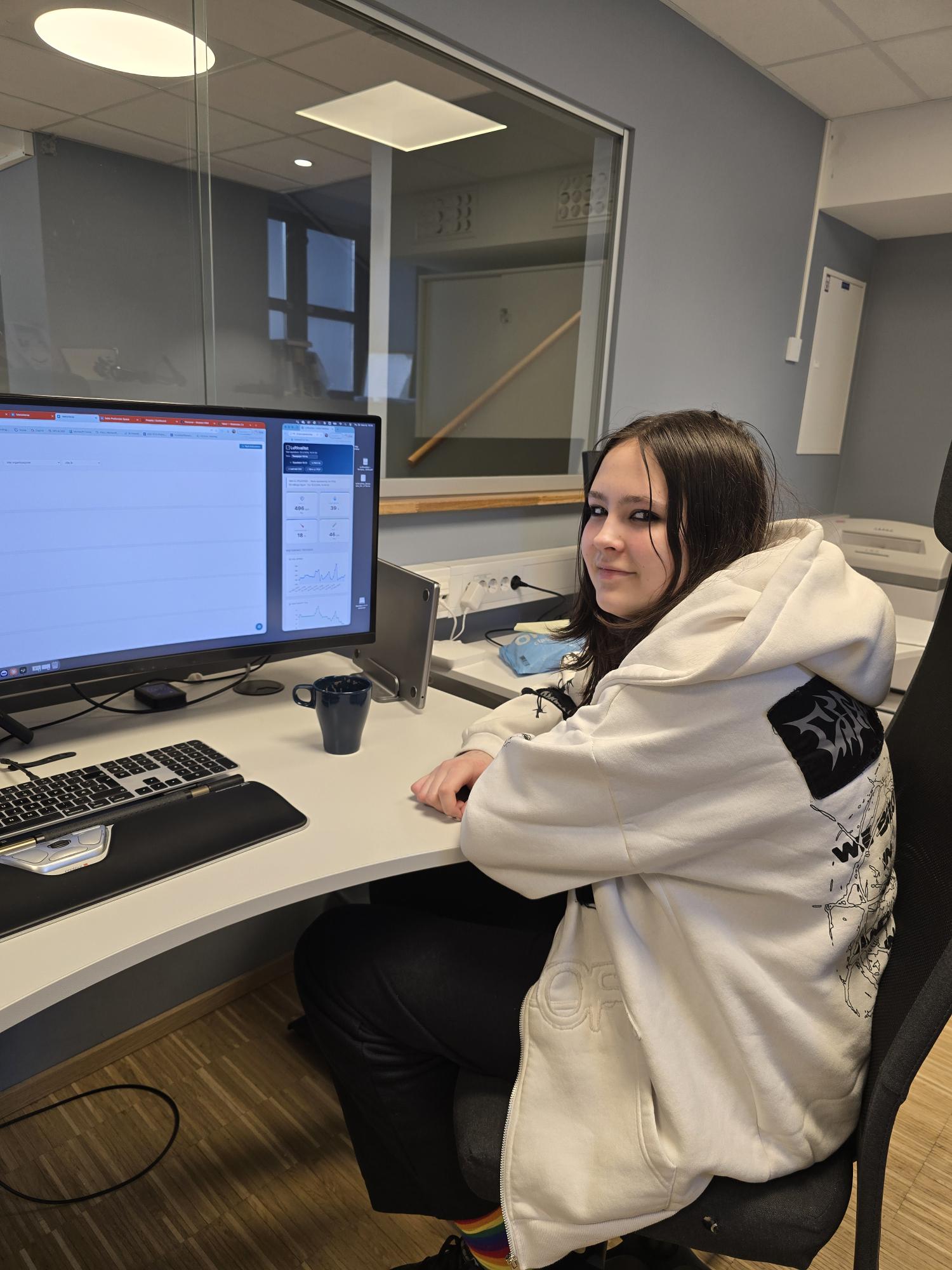 Neah jobbar i resepsjonen